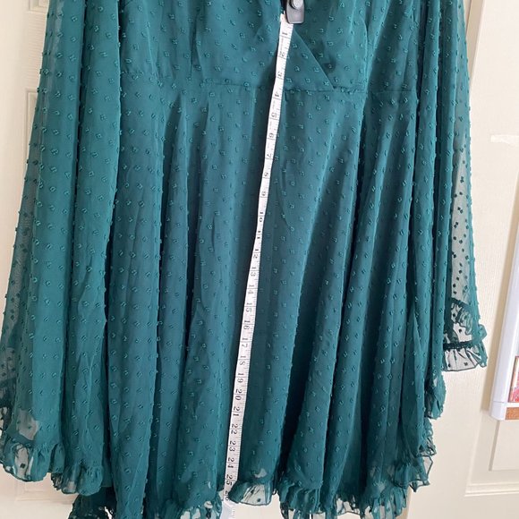 Elegant Green V-Neck Dress - Picture 7 of 10